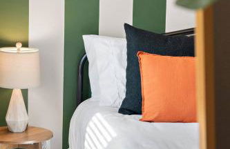 *NEW* Charm on Church ~ Cozy, Modern, Downtown Apt - Foto 31