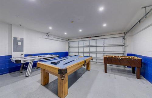 580 - Stunning Renovated Home with Large East Facing Pool Deck Overlooking Preservation Area and Games Room - Foto 18