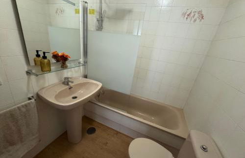 Precioso apartamento frente al mar, parking y club deportivo - Foto 21