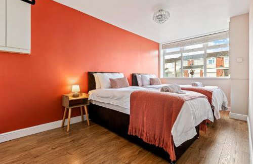 Spacious 4 Bed House in Exhall, Sleeps 7 - Foto 4