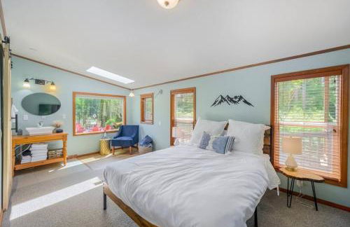 Riverfront Paradise w/ Hot Tub--Little River House - Foto 21