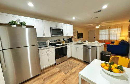 *NEW* Gorgeous Sunshine - 2BD/1BA - Private Fenced Backyard! - Photo 1