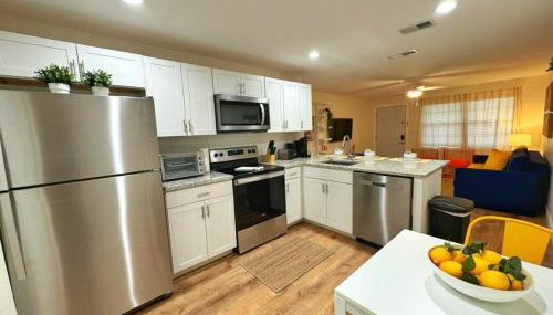 *NEW* Gorgeous Sunshine - 2BD/1BA - Private Fenced Backyard! - Foto 1