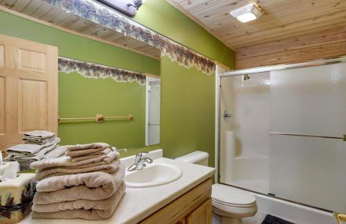 Lakefront Hazelhurst Cabin Dock and Pool Table - Foto 14