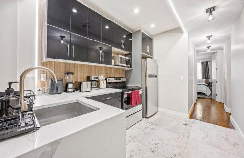 Mid-Century Stay 5BR and 5 Baths w PS5 & Laundry - Foto 7