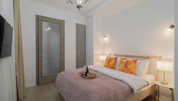 Top-Floor Romanian Athenae 2BR Apartment, Quiet City Views - Foto 2, Habitación