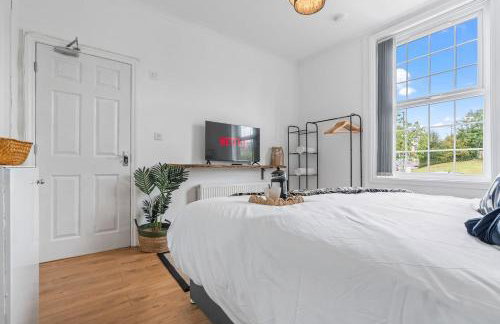 Stylish 4Bed Executive Stay WiFi and Parking - Photo 29