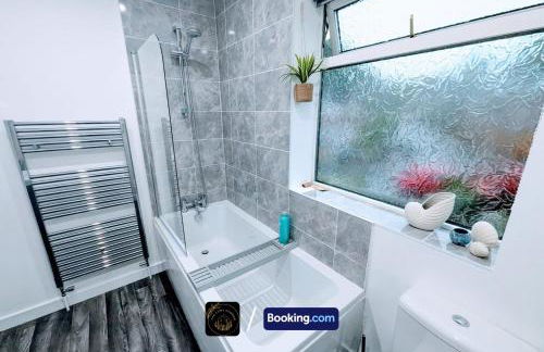 Modern 4-Bed House, Free Parking & WiFi in Swinton - Foto 9