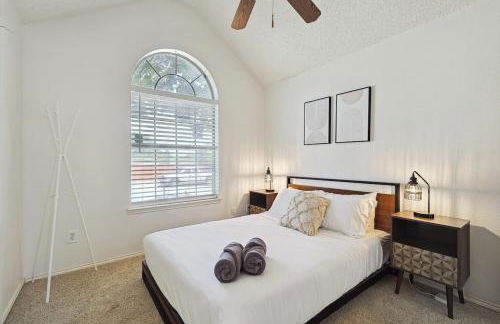 Deluxe Poolside Home, Modern 5BR with Gaming Room - Foto 25