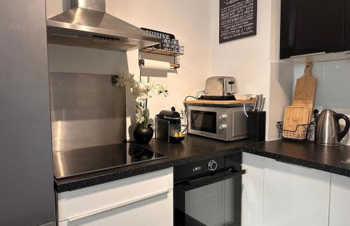 AJ - Stylish Pied-à-Terre à La Joliette - Parking - Foto 25