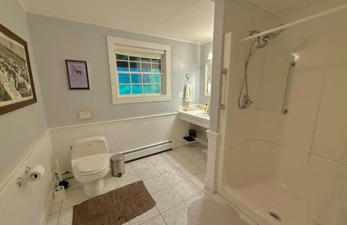 Beautiful House in the Woods, Huge Yard, Hot Tub - Foto 40