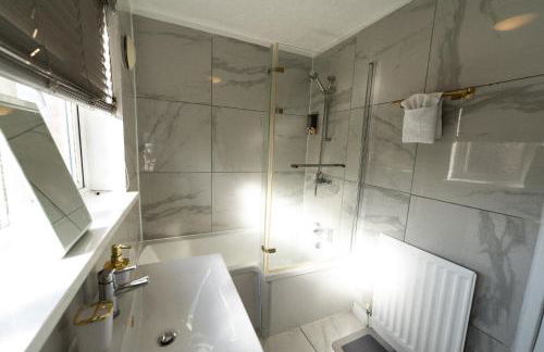 Spacious 3-Bed Home with Free Off-Street Parking Near Newcastle - Foto 6