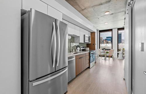 Downtown views! Amazing pool gym hottub Luxury apt - Foto 15