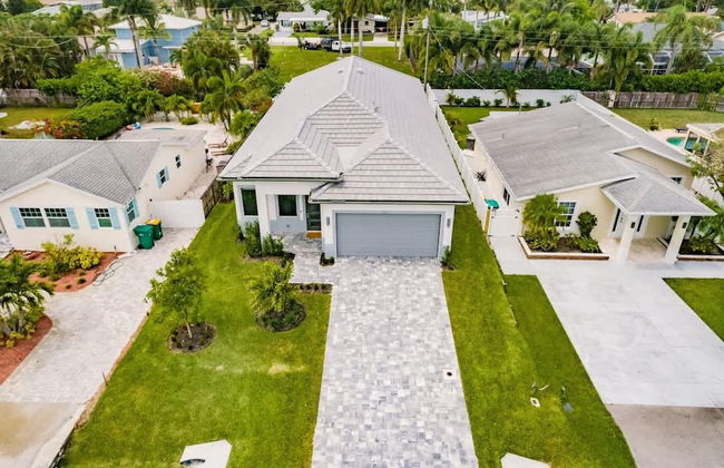 Luxurious Naples 4BR w Pool by Vanderbilt Beach - Photo 48