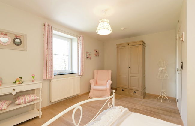 Magnificent Character Cottage with Spa Tub near Marche-en-Famenne - Photo 2