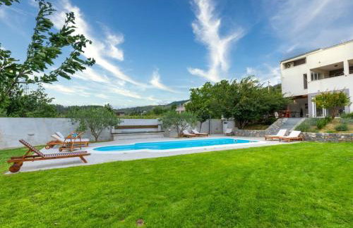 Serene Rural Villa with Pool, Sun Deck, and Children's Play Area - Five Bedroom Villa - Foto 65