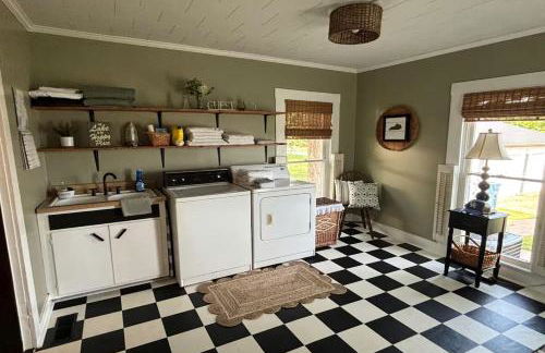 Classic Lakeside Estate Stay with Cozy Living Spaces & Outdoor Adventures in Kuttawa, Kentucky - Foto 28