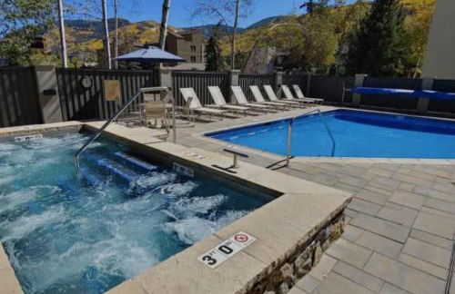 Best location in the heart of lions head, Ski lockers, jacuzzi and pool - Photo 1