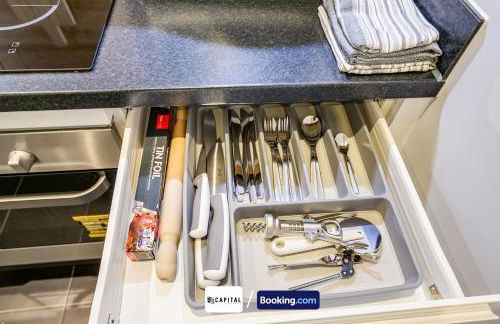 Last-Minute Secure l Sleeps Up to 8 l 2 Bedroom Apt By Capital Retreats Short Lets & Serviced Accommodation London With Balcony, Free WiFi - Foto 15