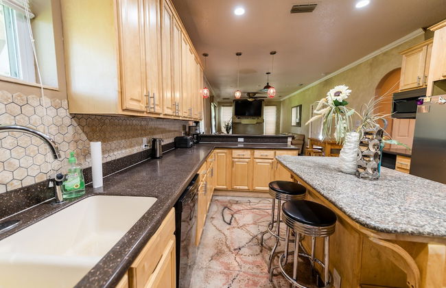 Chic Renovated Oasis: Disney & Universal Nearby 4 Bedroom Home by RedAwning - Foto 17