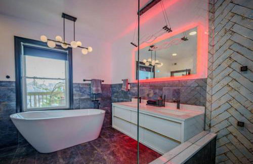 AC 9 BR 4BA Victorian Manor - 1 Block to Beach - Foto 30