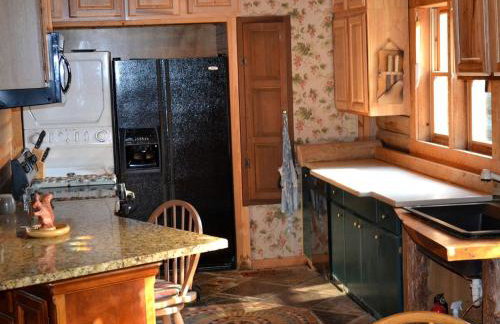 Stately Log Cabin with a Pool for a Group Getaway near Chickamauga, Georgia - Foto 9