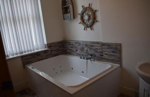 The Buxton Retreat A Luxurious 3-Storey Townhouse with Four Poster Bed and Double Jacuzzi Bath" - Photo 16