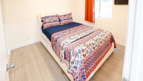 Cozy 2 Bedroom 1 Bathroom Apartment Ideal for Small Group in Koreatown Free Gated Parking Full Kitch - Foto 3