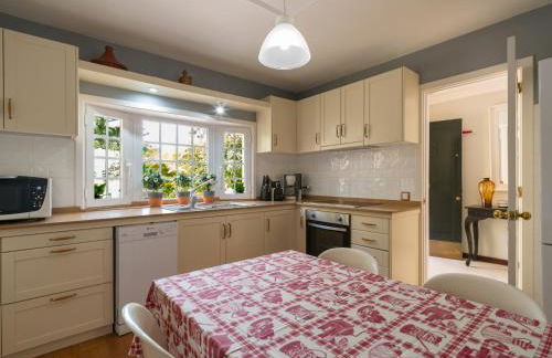 House with cozy garden BBQ and free parking - Foto 43