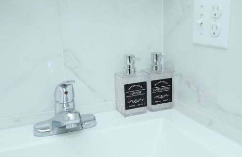 Grace Filled Apartment in Newark - Photo 12