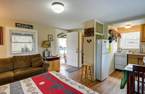 Fireside Relaxation Pet-Friendly Whittier Getaway - Foto 13