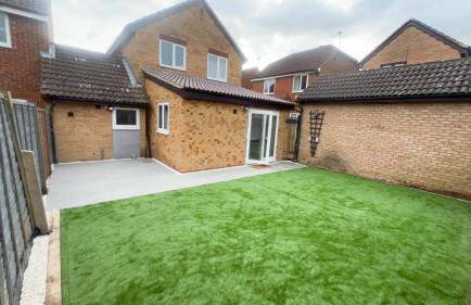 Cosy 4 bedroom holiday let Stevenage 22mins from London on the train - Foto 17