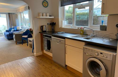 Trafalgar, lovely ground floor flat with outside patio garden, minutes walk to seafront - Photo 10
