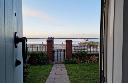 Beach View Couples Retreat Aberavon Beach Direct Seafront panoramic Sea Views large driveway parking - Photo 10