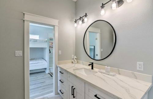 Walk to Crystal Beach Chic Family Retreat with Deck - Foto 19