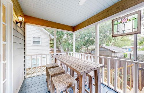 Classic coastal home with game room & private hot tub - walk to beaches - Foto 41