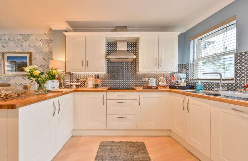 Lisburne Place - Luxury Three Bedroom Town House - Photo 16