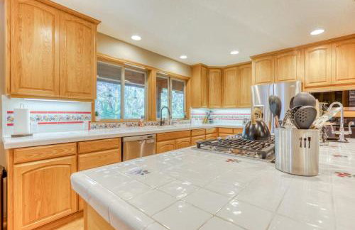 Iron Mountain - Spacious Secluded Lodge with Hot Tub & Game Room - Photo 25