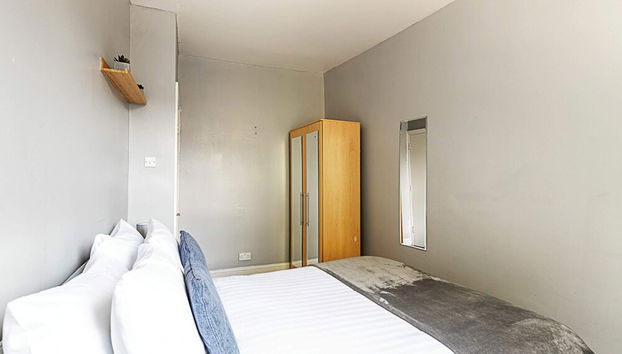 Stylish City Retreat - Photo 3, Room