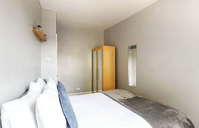 Stylish City Retreat - Photo 3