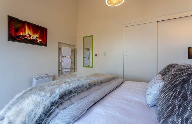 Amazing Lake View Spacious Townhouse with Parking - Photo 2