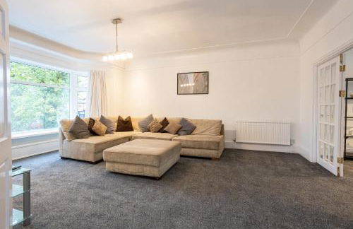 Pillo Rooms - Spacious 4 Bedroom Detached House close to Heaton Park - Foto 29