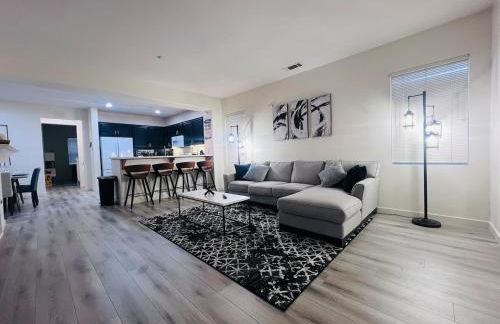 Stylish & Fully Renovated Home! - Foto 43