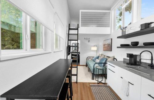 Spacious and Bright with Deck Walkable to 6th St - Foto 12