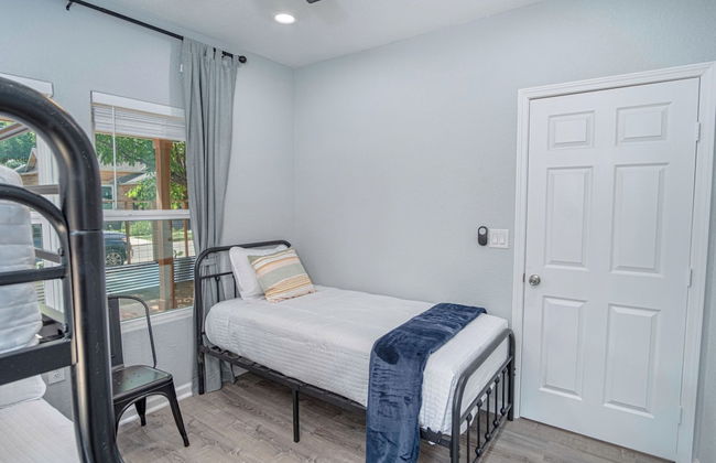 Newly Remodeled 4BR 2BA Near Amazing Downtown - Photo 4