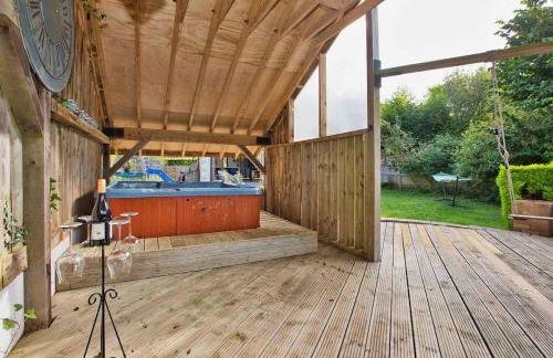 Countryside Retreat with Hot Tub - Photo 8