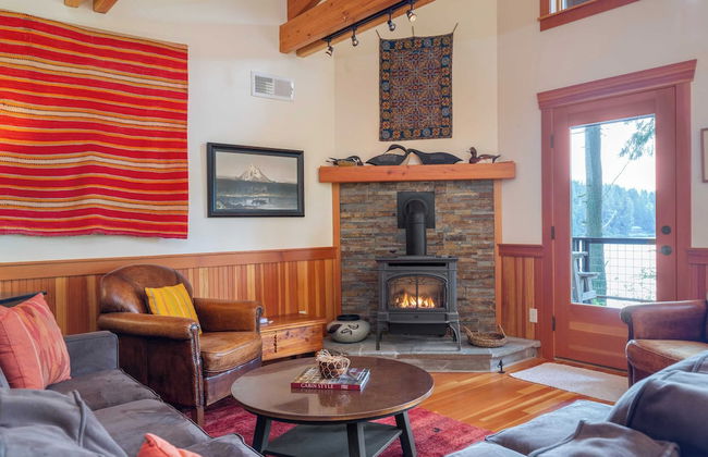 Goss Lake Chalet by Avantstay Lakefront w/ Dock - Photo 3