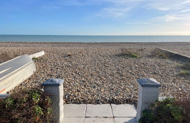 Contemporary Beachfront Bungalow With Direct Access to the Sea - Foto 2