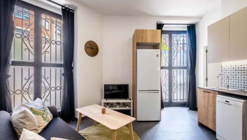 Charming and Comfortable Apartment with Inviting Atmosphere - Photo 2