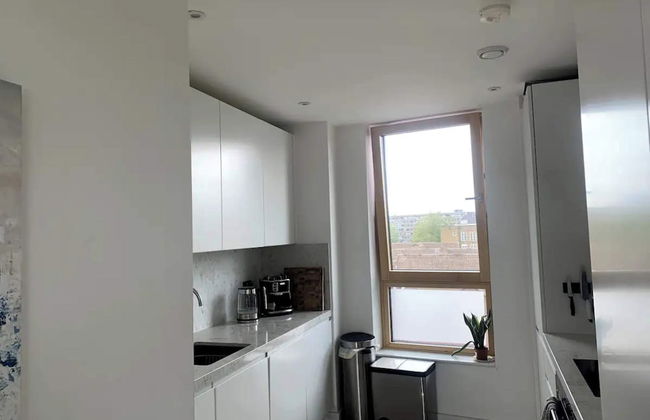 Stylish 2BD Flat With Private Balcony - Battersea - Foto 8